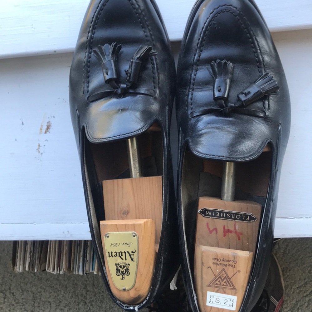 Men’s tassel loafers from Alden in black calfskin.